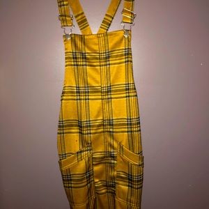 Yellow plad overall dress.